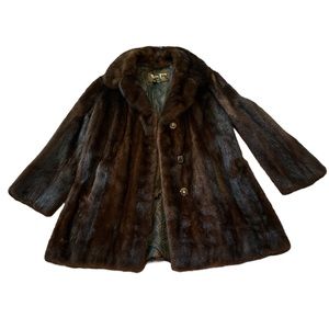 Ladies beaver Bon Ton fur shop coat dark brown 21 inches by 33 inches